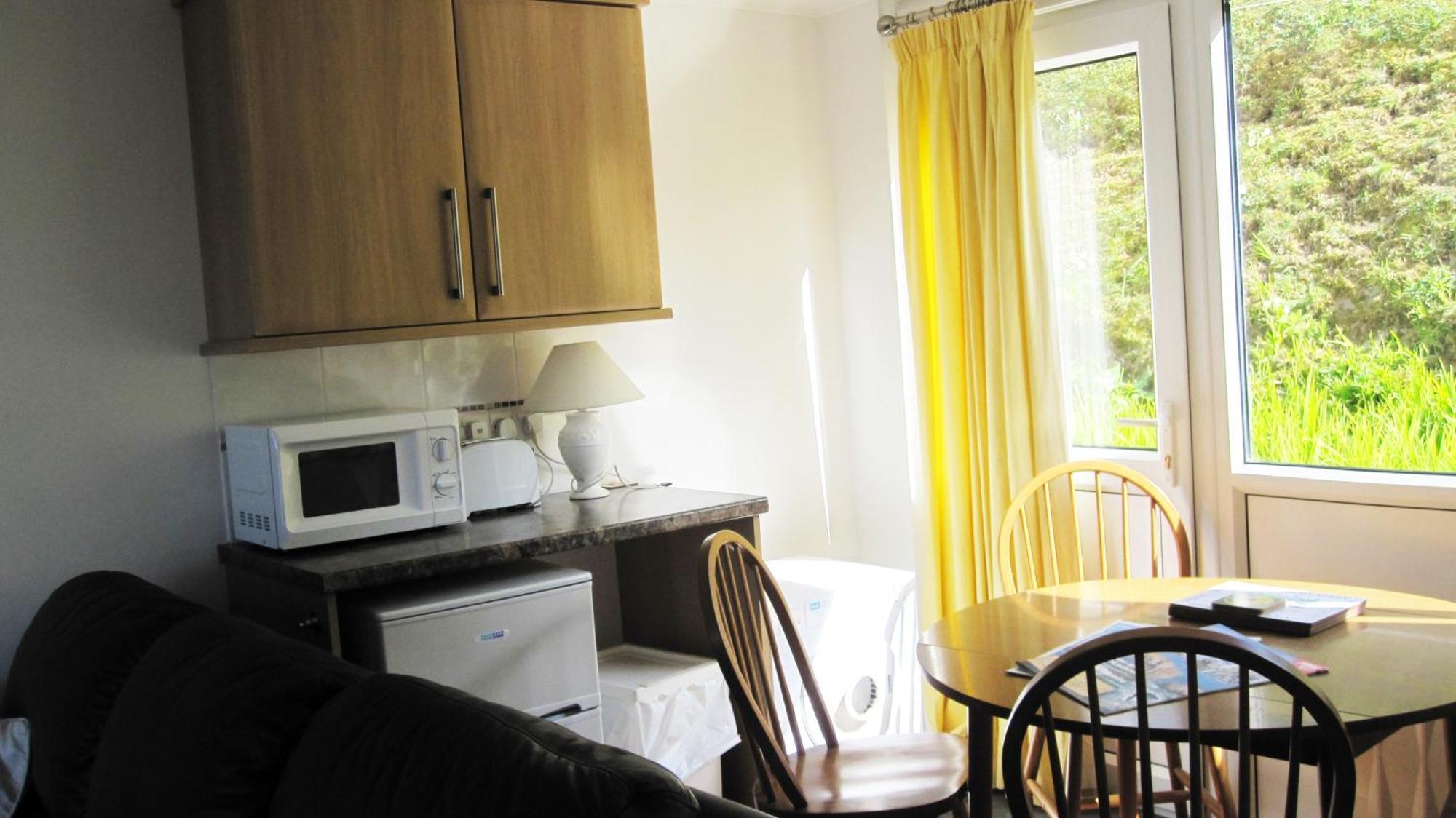 Freshwater Bay Holiday Cottages Pembroke Room photo
